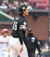 ６回、辰己を遊ゴロ併殺にしとめ叫ぶ徐若熙（撮影・佐々木彰尚）