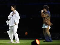 スペシャルパフォーマンスを披露する三浦大知（右）＝撮影・中島達哉