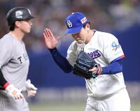 ５回、ダルベックを投手ゴロに打ち取り、グラブをたたく中西（撮影・西岡正）