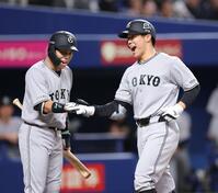 ６回、右中間にソロを放ち、門脇（左）とタッチを交わす佐々木（撮影・西岡正）