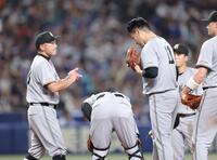 ６回途中、阿部監督（左）に交代を告げられる田中将（撮影・西岡正））