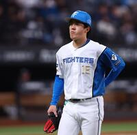 ４回、ソトに先制３ランを浴び、ベンチに戻る北山（撮影・中島達哉）
