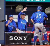 １回、佐野の２点打を喜ぶ相川監督（中央）＝撮影・西田忠信