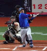 ３回、左越えにソロを放つ宮崎（捕手・伏見）＝撮影・山口登