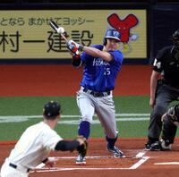 １回、中前に先制適時打を放つ筒香（投手・ルーカス）＝撮影・山口登