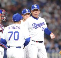 ６回、投手交代で近藤（左）にボールをたくす井上監督（撮影・西岡正）