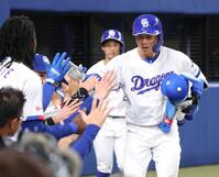 ７回、２ランを放ち、ナインとタッチを交わす福永（撮影・西岡正）