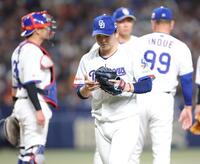 ６回途中に降板する中西（撮影・西岡正）