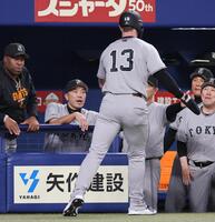 １回表、生還したキャベッジを出迎える阿部監督（左から２人目）