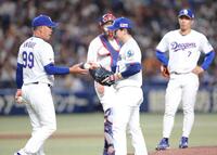 ６回途中、井上監督（左）に降板を告げられる中西（撮影・西岡正）