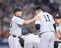 ６回途中、阿部監督（左）に交代を告げられる田中将（撮影・西岡正）