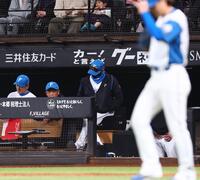 ６回、山崎（右）が追加点を許し、下を向く新庄監督（中央）＝撮影・中島達哉