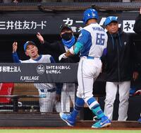 ６回、２ランを放った万波（６６）を迎える新庄監督（中央）＝撮影・中島達哉