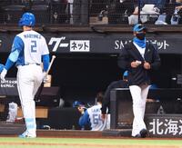 ８回、選手交代を告げる新庄監督。左は空振り三振を喫し、ベンチに戻るマルティネス＝撮影・中島達哉