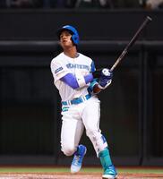 ６回、２ランを放つ万波（撮影・中島達哉）