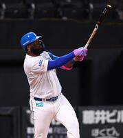 １回、二塁打を放つレイエス（撮影・中島達哉）