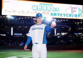 　ウイニングボールを手に笑顔を見せる細野（撮影・中島達哉）