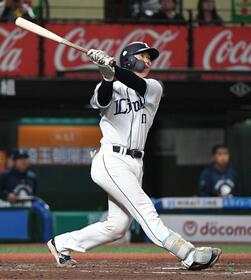 ４回、小島は右越えにプロ初本塁打となる逆転２ランを放つ（撮影・佐藤厚）