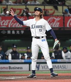 　６回、捕手・小島の捕逸で２点目を失い目をつむる高橋光（撮影・佐藤厚）