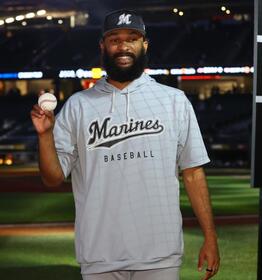 移籍後初勝利をあげ、記念撮影に応じるジャクソン（撮影・中島達哉）