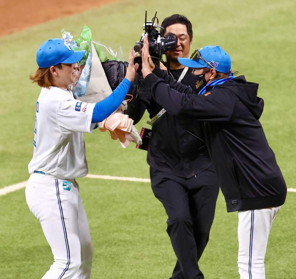 　新庄監督（右）に迎えられる細野