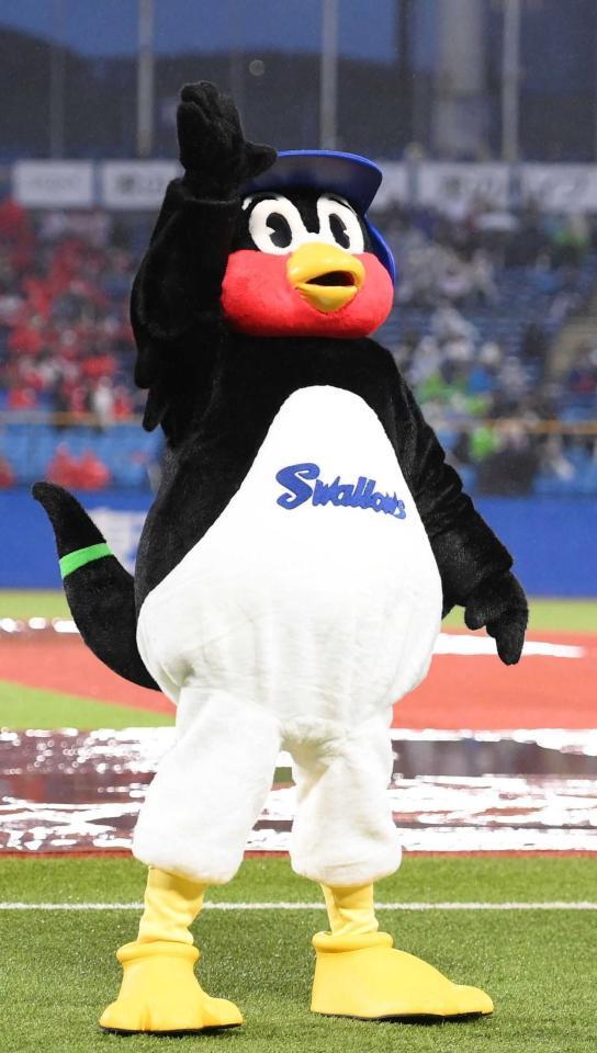 　試合前、スタンドのファンに手を振るつば九郎