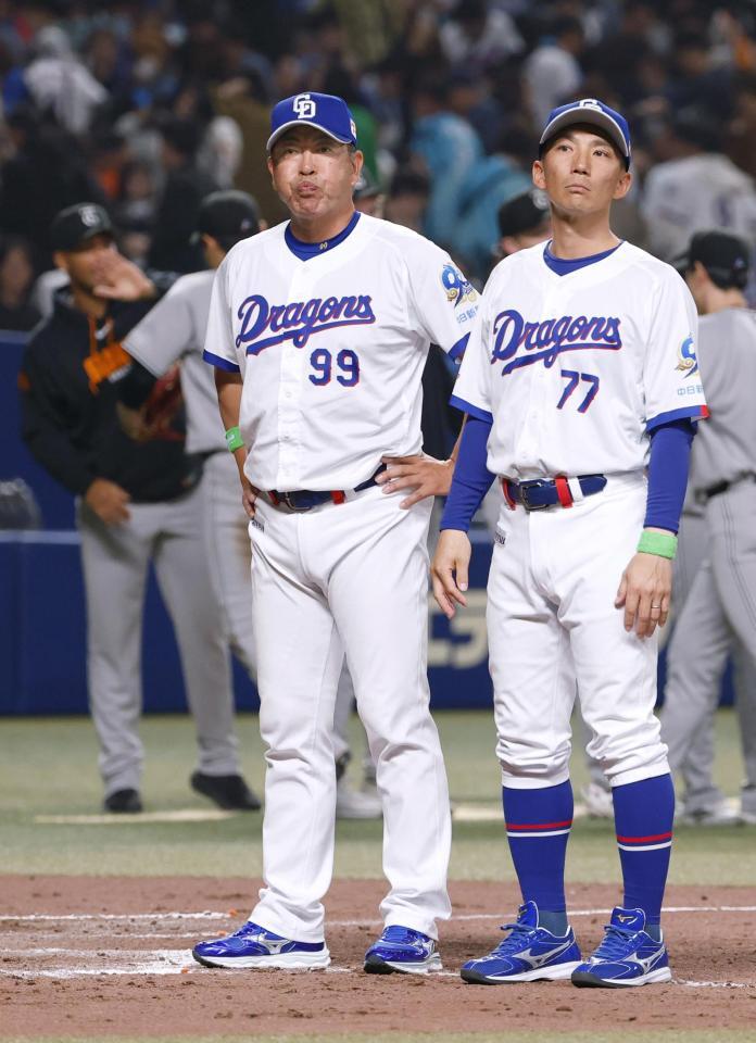 　巨人に敗れ、ぼうぜんとする井上監督（左）と嶋ヘッドコーチ