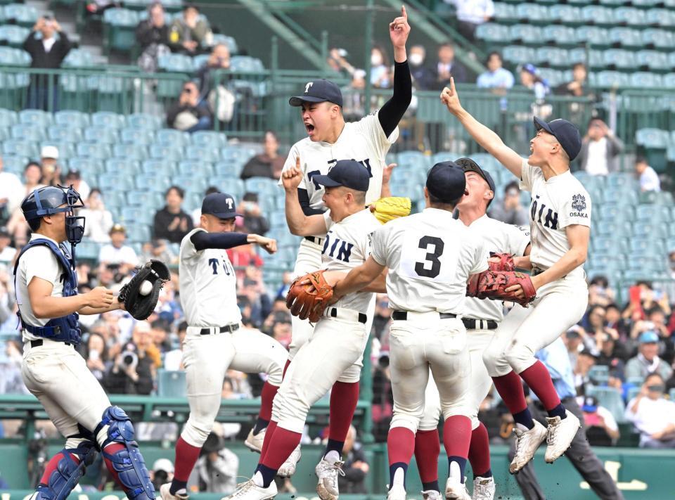 　優勝し歓喜する川本（中央）ら大阪桐蔭ナイン（撮影・高部洋祐）