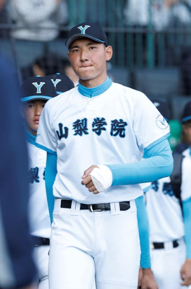 専大松戸に敗れ、厳しい表情で引き揚げる山梨学院・菰田陽生＝３月２７日
