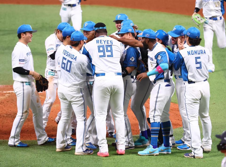 ノーヒットノーランを達成した細野（中央）を手荒く祝福するナイン（撮影・中島達哉）