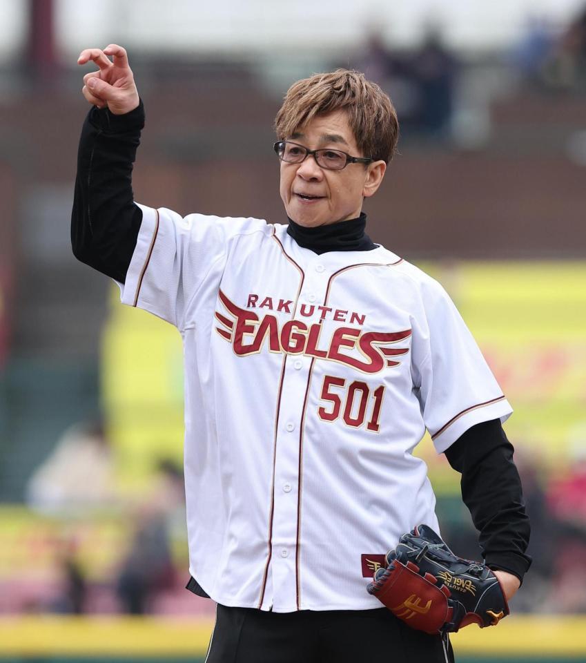 ポーズを決める山寺宏一（撮影・佐々木彰尚）