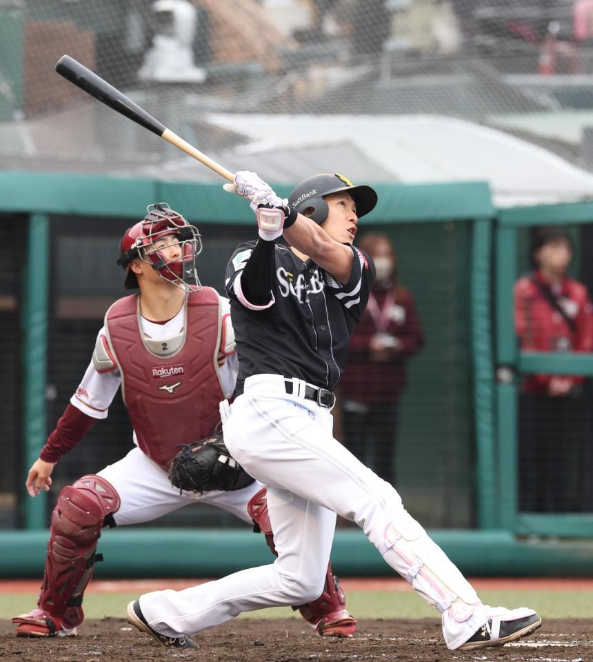 ３回、柳田は右中間に２ランを放つ（撮影・佐々木彰尚）