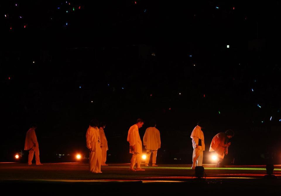 スペシャルパフォーマンスを披露する三浦大知（右）＝撮影・中島達哉