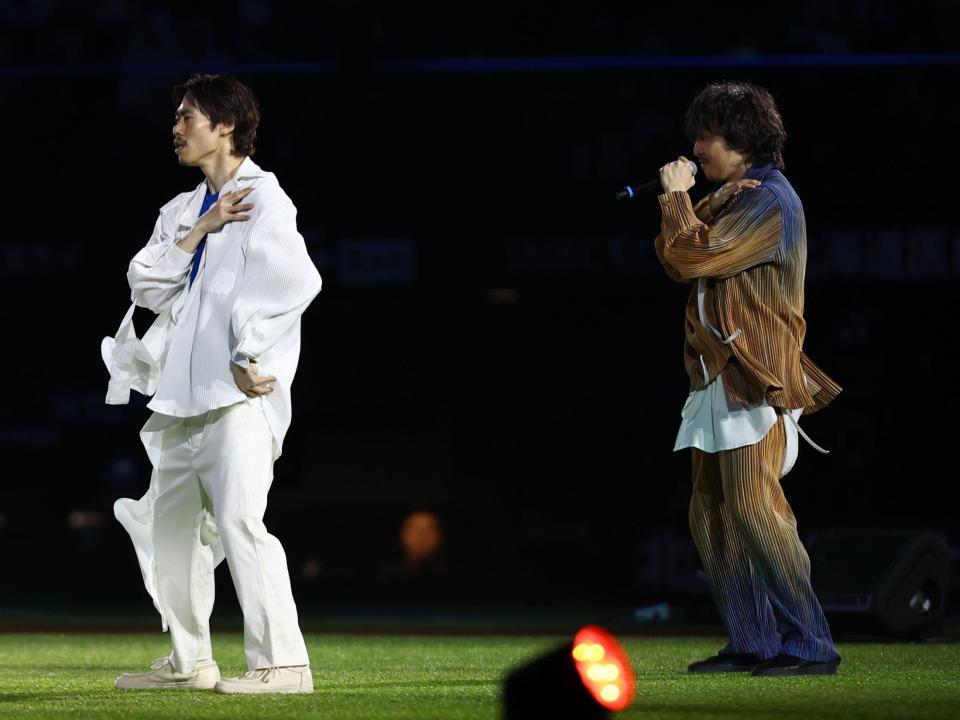 スペシャルパフォーマンスを披露する三浦大知（右）＝撮影・中島達哉