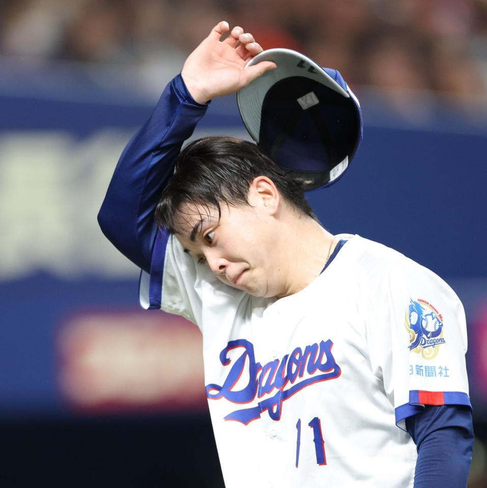 １回、３失点し、汗を拭いながらベンチへ戻る中西（撮影・西岡正）