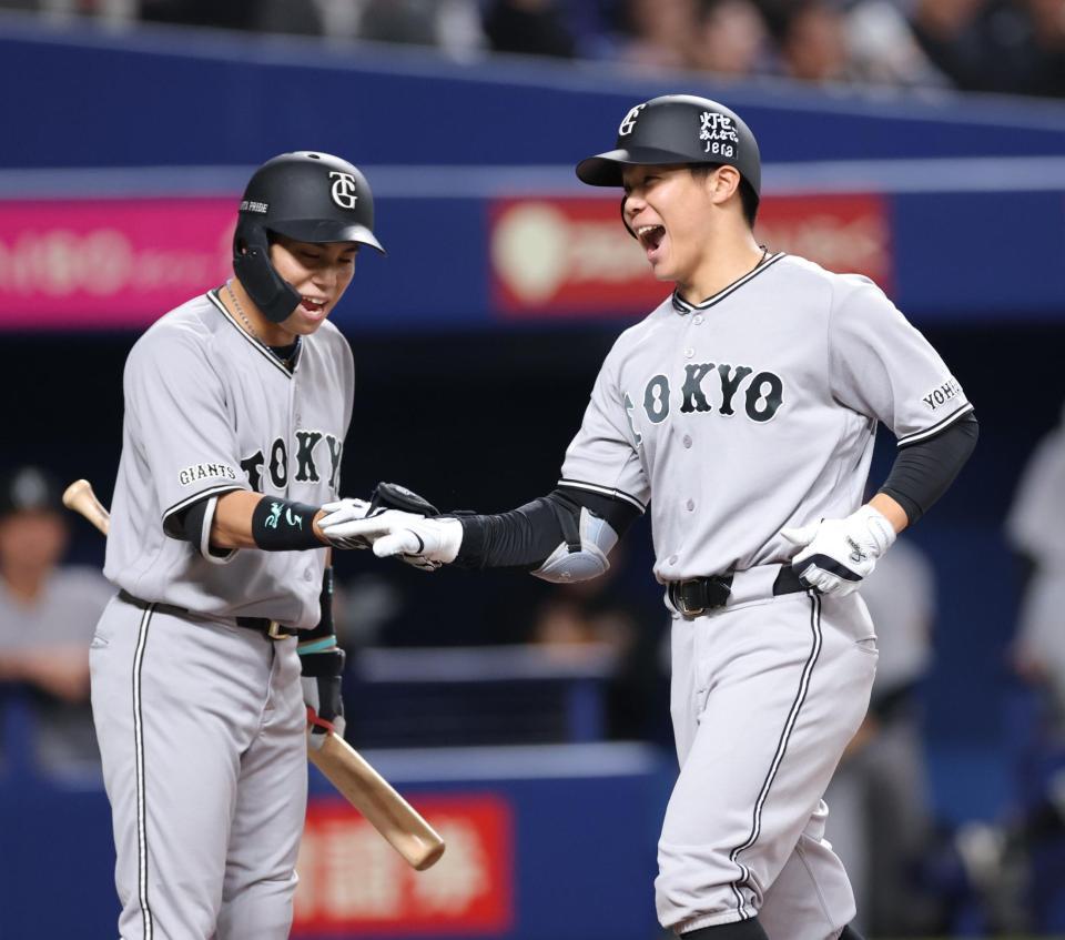 ６回、右中間にソロを放ち、門脇（左）とタッチを交わす佐々木（撮影・西岡正）