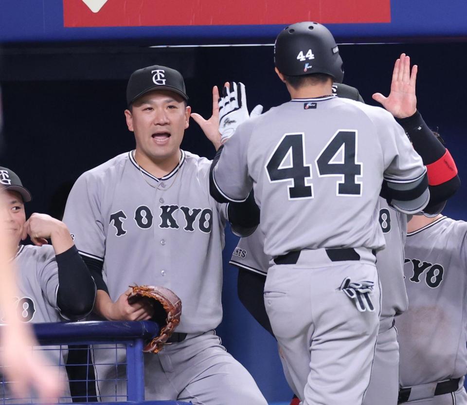 ６回、ソロを放った佐々木（右）とタッチを交わす田中将（撮影・西岡正）