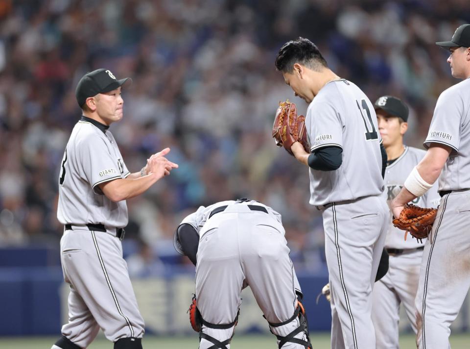 ６回途中、阿部監督（左）に交代を告げられる田中将（撮影・西岡正））