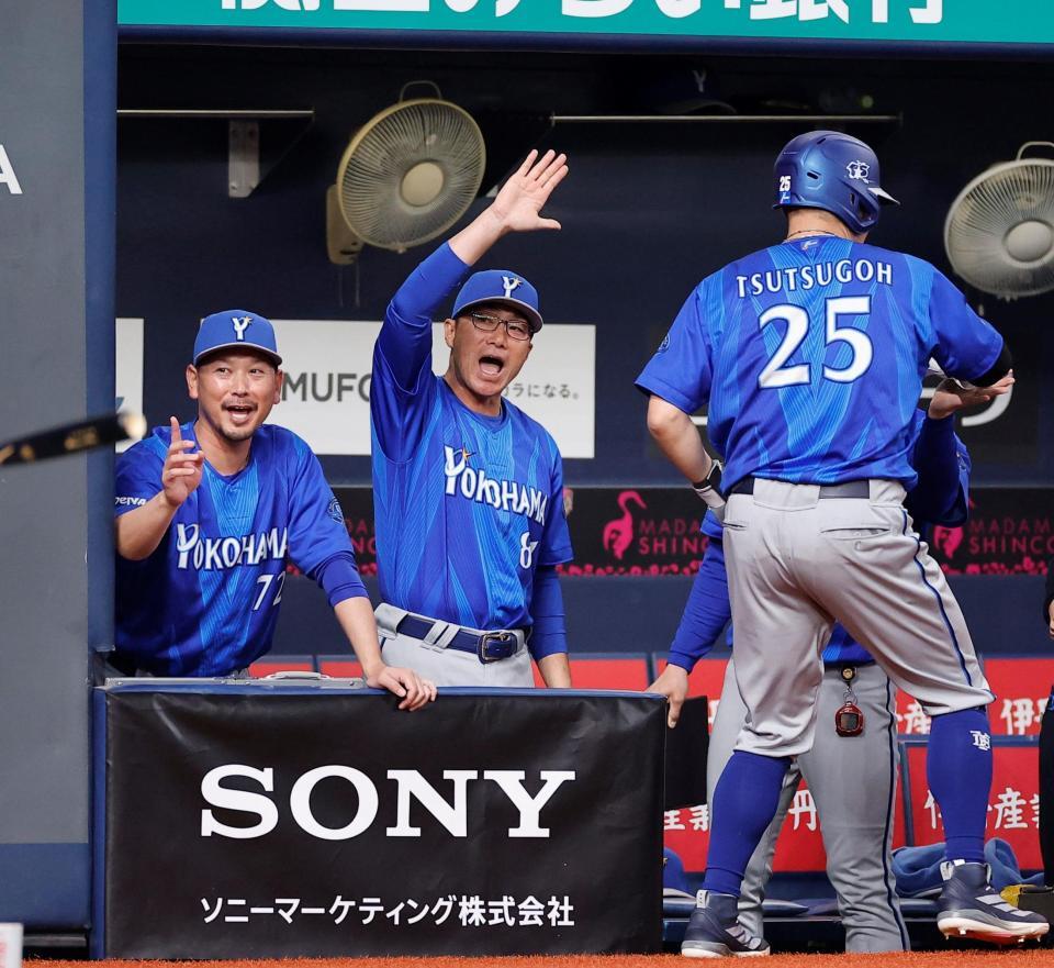 １回、佐野の２点打を喜ぶ相川監督（中央）＝撮影・西田忠信