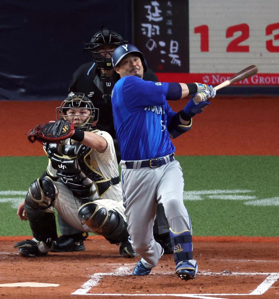 ３回、左越えにソロを放つ宮崎（捕手・伏見）＝撮影・山口登