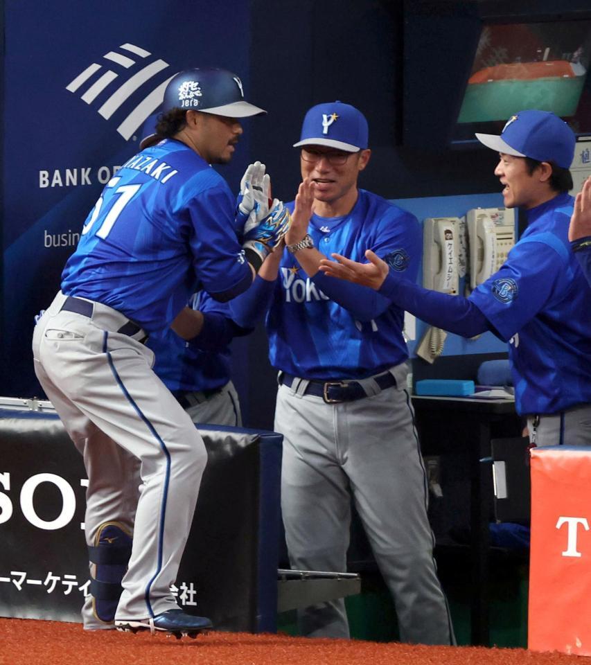 ３回、ソロを放った宮崎を迎える相川監督（中央）＝撮影・山口登