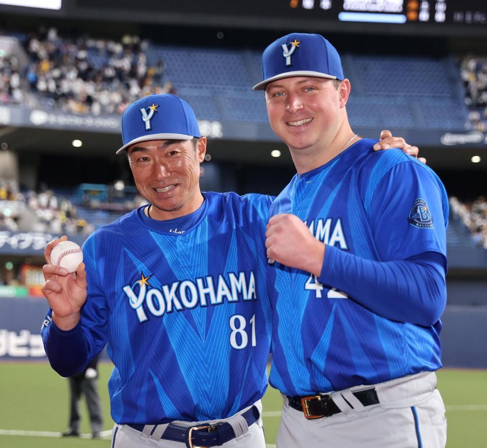 初勝利を挙げた相川監督とコックス（撮影・田中太一）