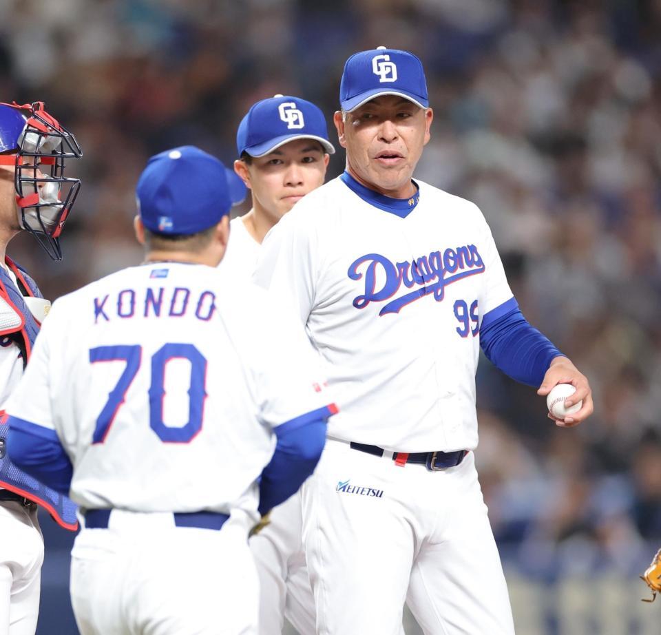 ６回、投手交代で近藤（左）にボールをたくす井上監督（撮影・西岡正）
