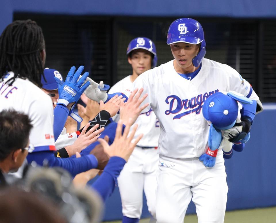 ７回、２ランを放ち、ナインとタッチを交わす福永（撮影・西岡正）