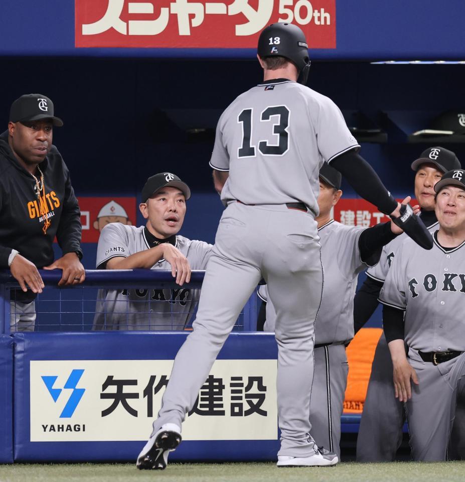 １回表、生還したキャベッジを出迎える阿部監督（左から２人目）