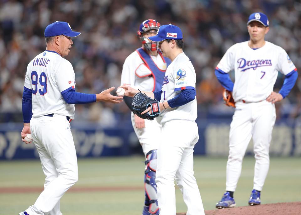 ６回途中、井上監督（左）に降板を告げられる中西（撮影・西岡正）