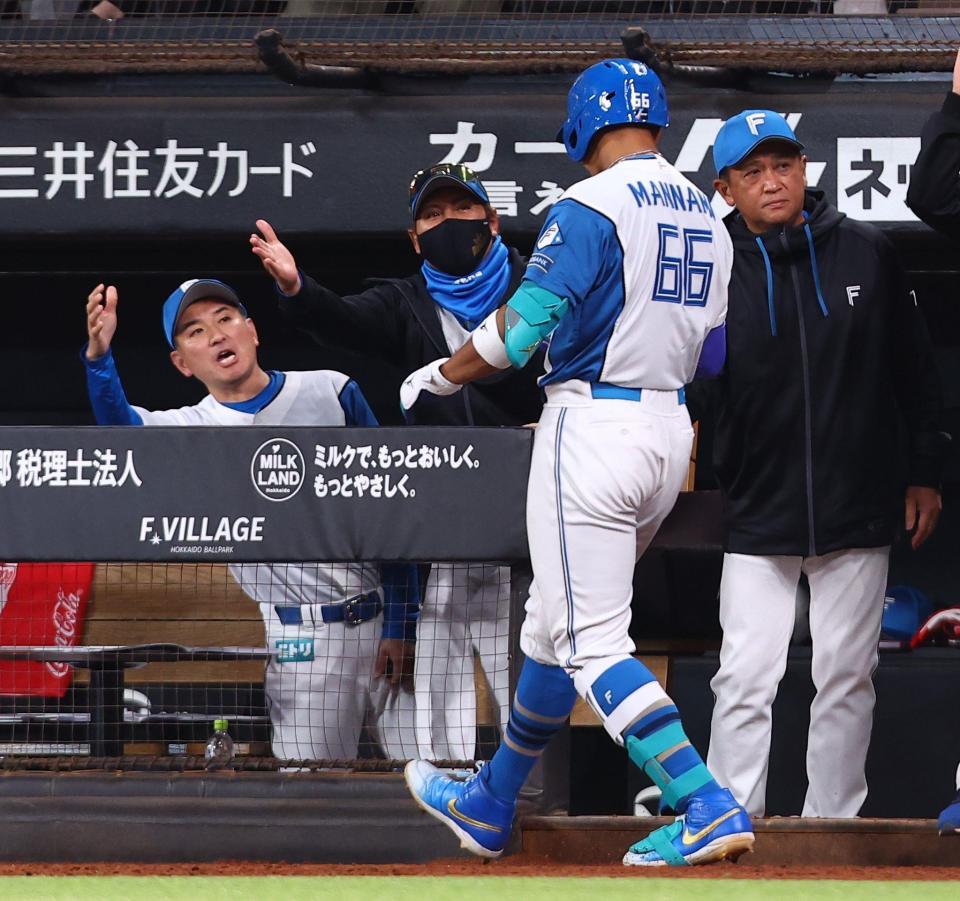 ６回、２ランを放った万波（６６）を迎える新庄監督（中央）＝撮影・中島達哉