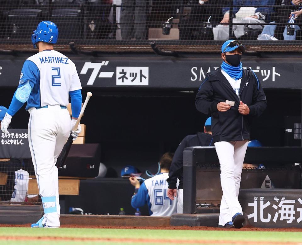 ８回、選手交代を告げる新庄監督。左は空振り三振を喫し、ベンチに戻るマルティネス＝撮影・中島達哉