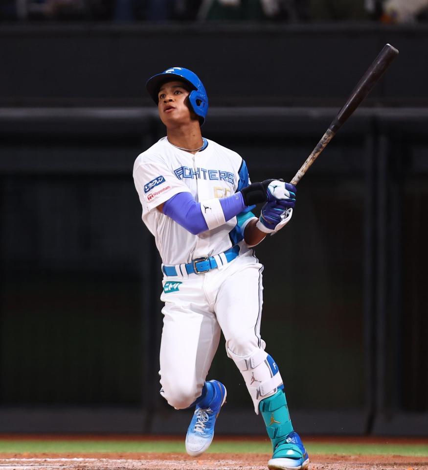 ６回、２ランを放つ万波（撮影・中島達哉）