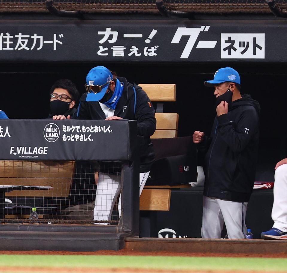 ロッテに敗戦し、引き揚げる新庄監督（中央）＝撮影・中島達哉